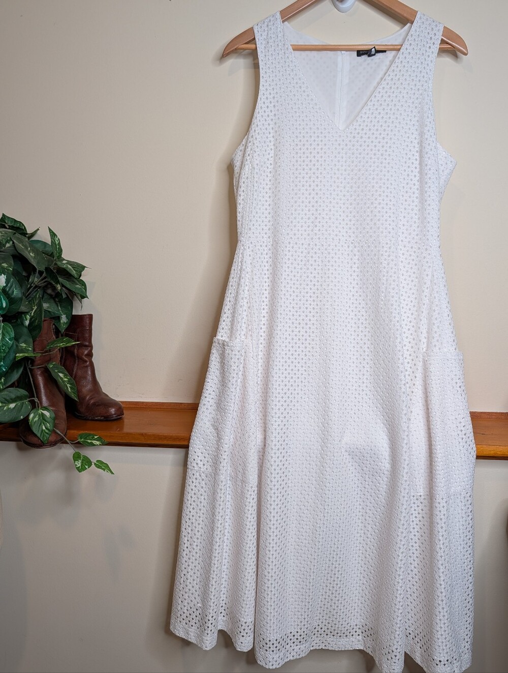 Banana Republic White Eyelet Midi Dress V-Neck Sleeveless Pockets Sz 12